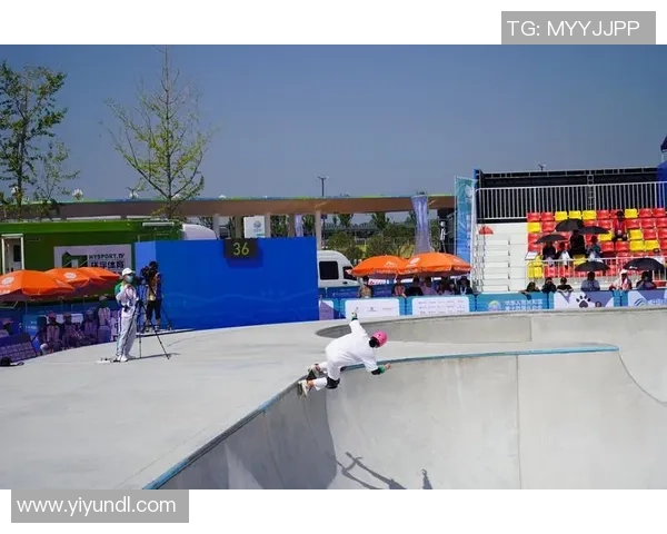 足球巨星跨界挑战滑板极限运动展现惊人技巧与活力