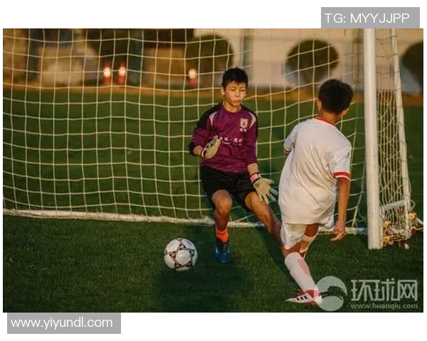 足球球星刻苦训练展现拼搏精神激励年轻人奋勇追逐梦想