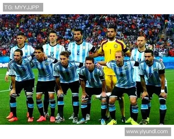 黑白足球明星的光辉历程与传奇瞬间揭秘 黑白足球明星的光辉历程与传奇瞬间揭秘